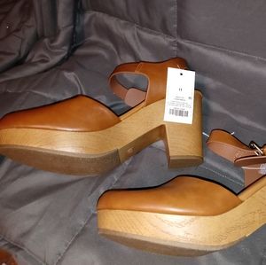 Universal Thread Platform Sandals sz 11